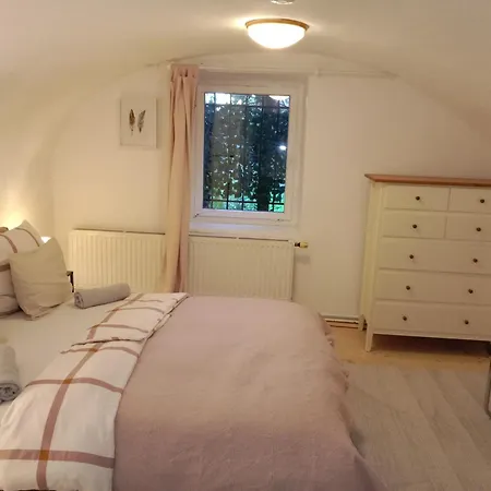 Mit 1 Schlafzimmer In Altstadthaus Daire *
